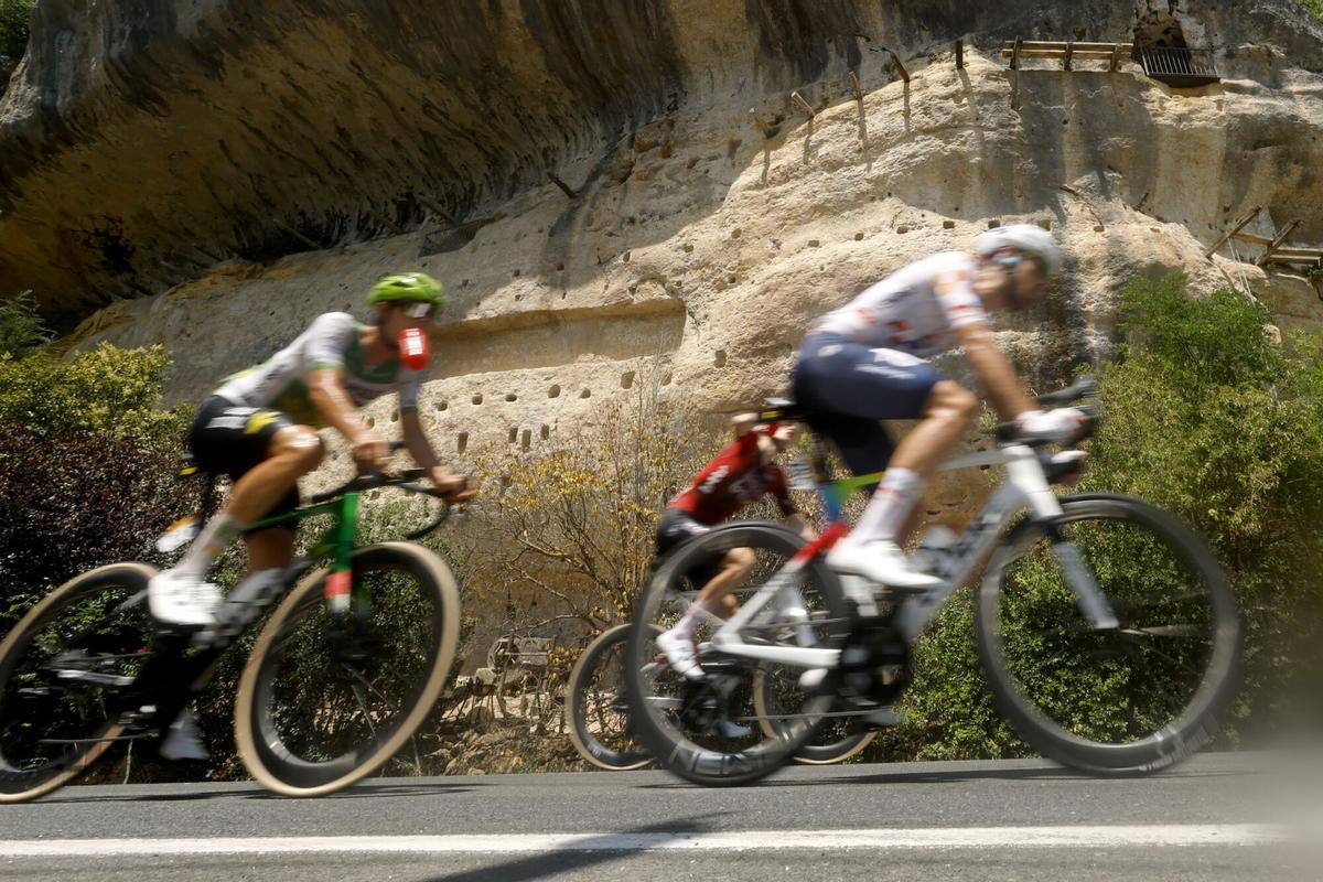 Ciclistas del grupo de escapada (de izq. a der.): el checo Jakub Otruba (Caja Rural - Seguros RGA), el belga Liam Slock (Lotto Intermarche) y el francés Thibault Guernalec (TotalEnergies), en acción a la altura de las cuevas de Roc de Cazelle.