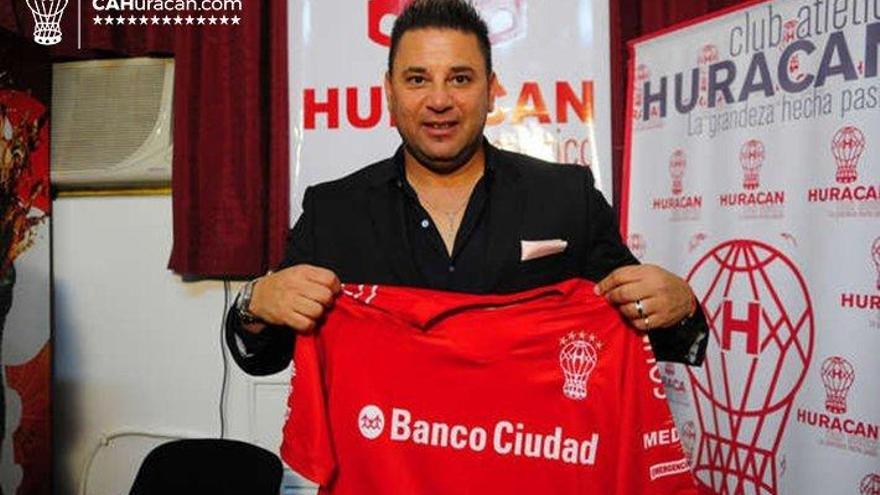 Antonio Mohamed con la camiseta de Huracán. // @CAHuracan