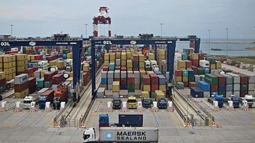 Un camió descarrega contenidors al port de Barcelona