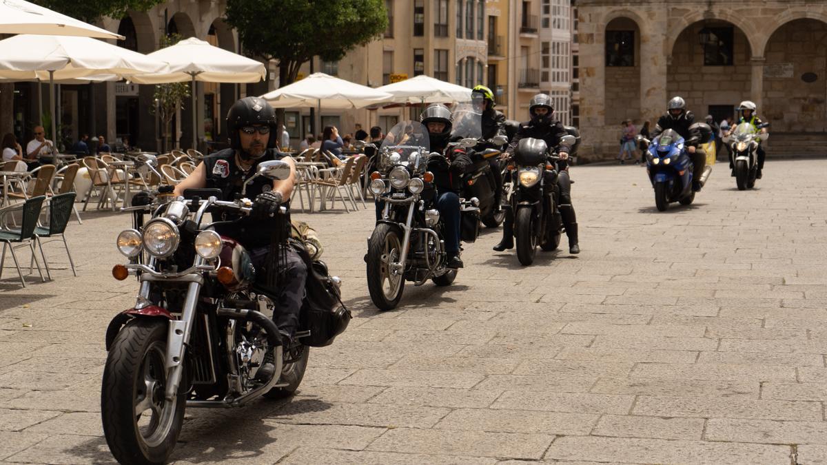 Llegada a la Plaza Mayor de Zamora de los motoristas solidarios con Ucrania.