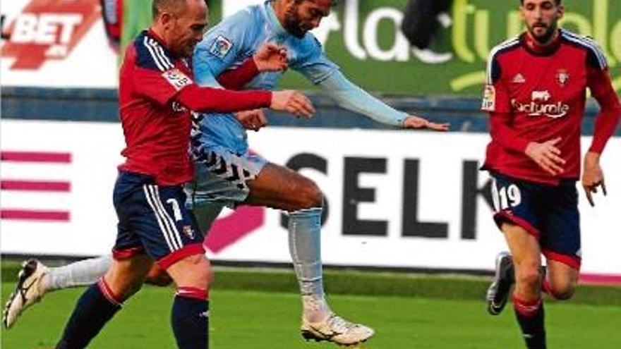 Fran Cruz es creua davant del davanter de l&#039;Osasuna Nino per evitar que pugui rematar.