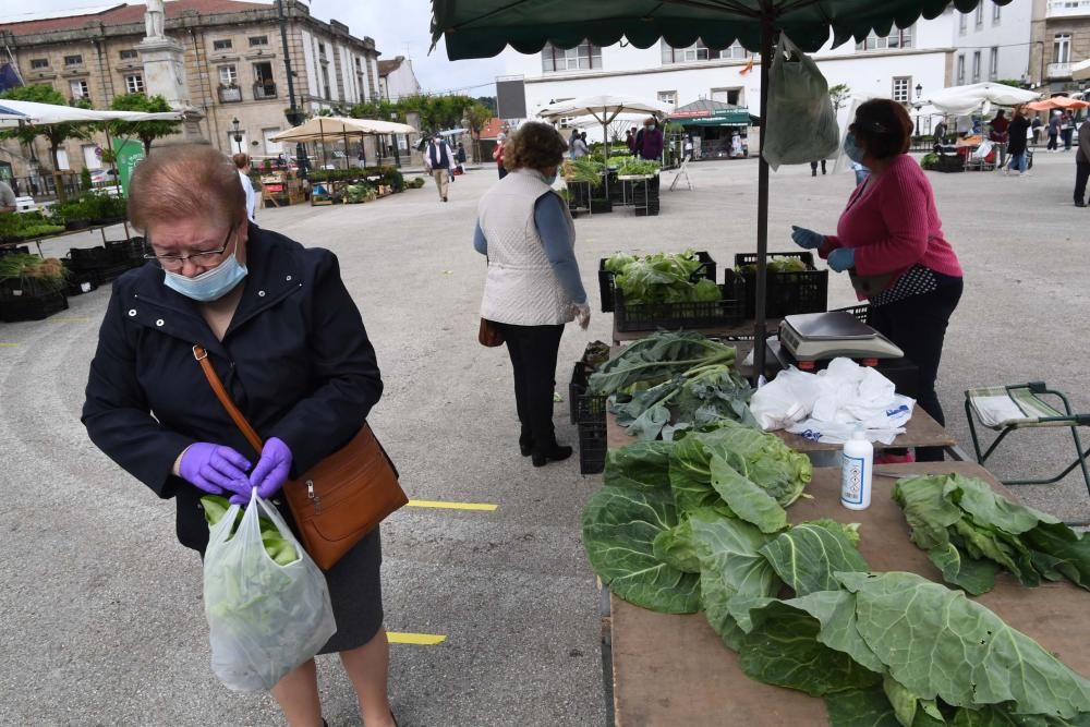 Una docena de vendedores de productos agroalimentarios de toda la comarca coruñesa acudieron a la plaza Irmáns García Naveira de Betanzos en el primer mercado semanal desde el inicio del confinamiento