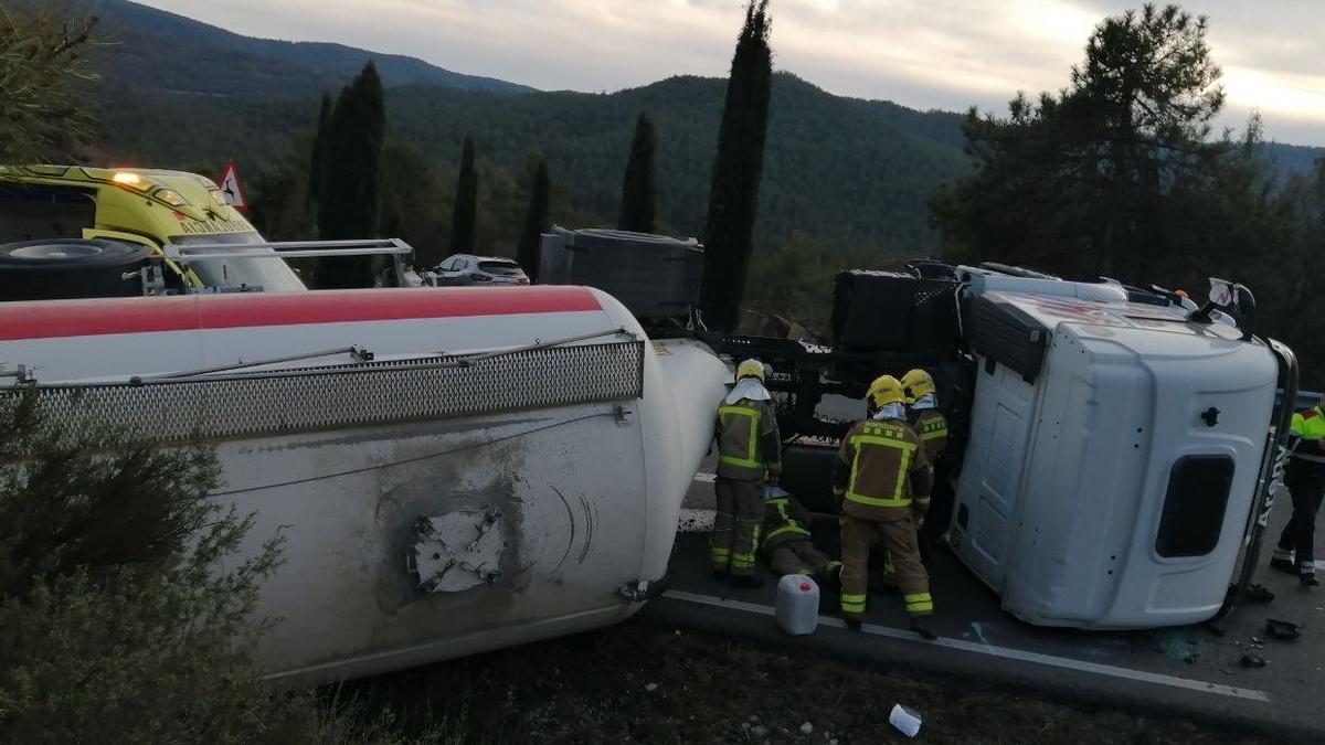 El camió bolcat a la C-14, al terme municipal de Bassella