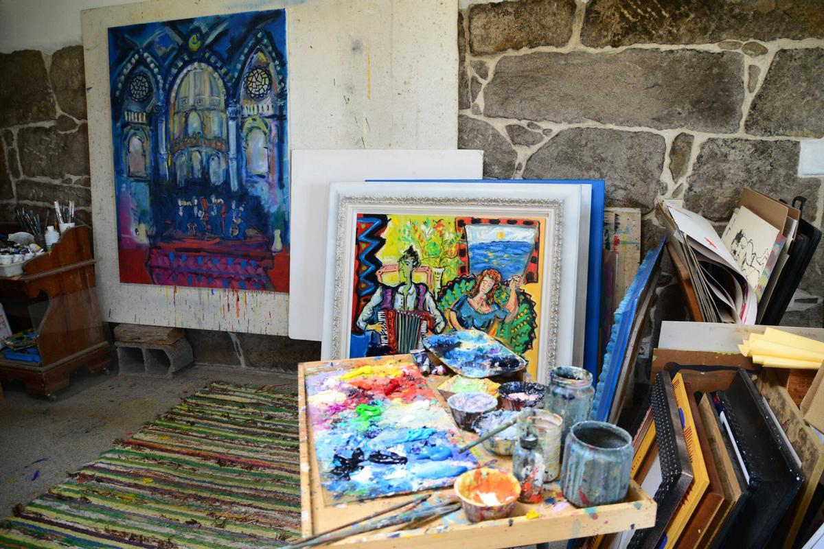 El pintor José María Barreiro en su casa-estudio de Bueu