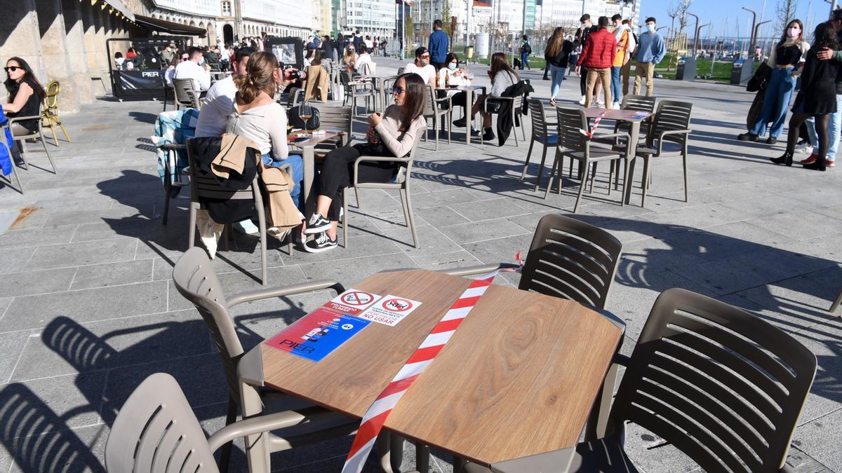 Mesas inhábiles en una terraza de A Coruña por las restricciones COVID-19.