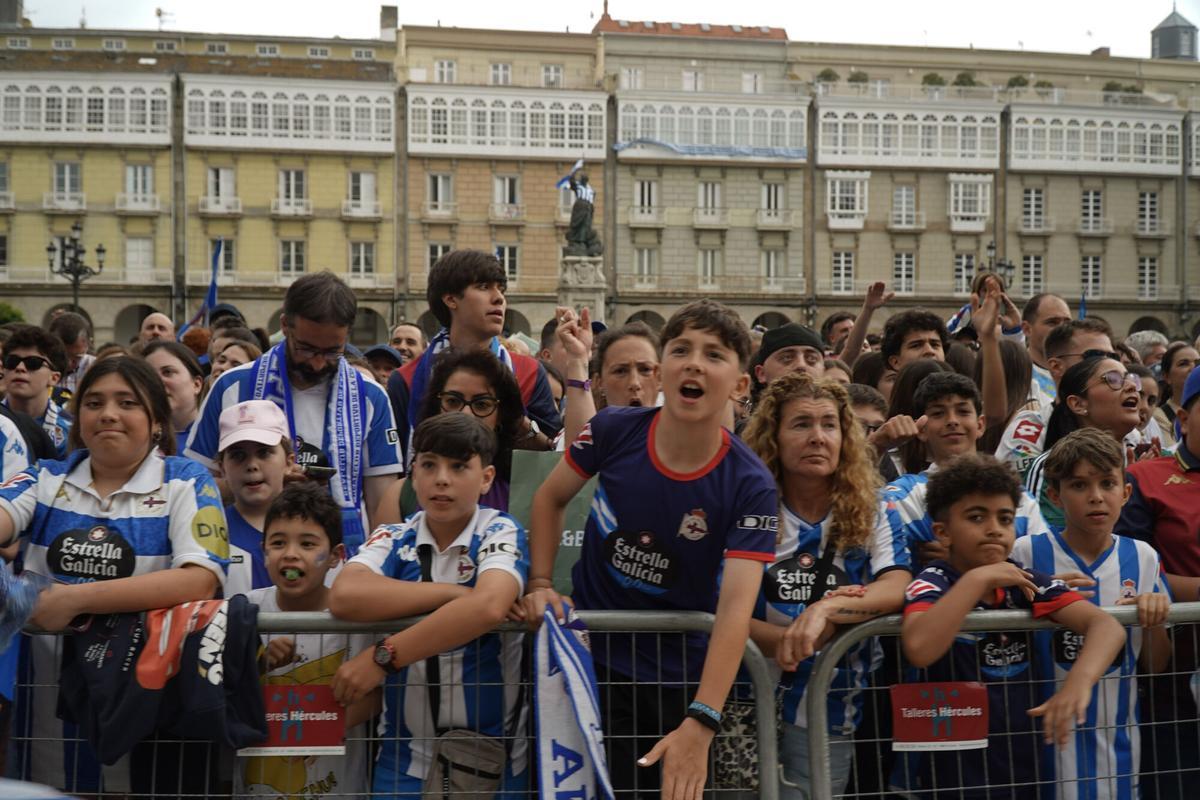 Miles de personas celebraron el ascenso con el Deportivo en la plaza de María Pita de A Coruña