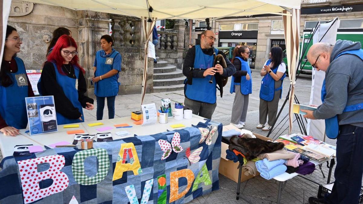 Puesto de la asociación Boa Vida ayer en la plaza de la Peregrina.