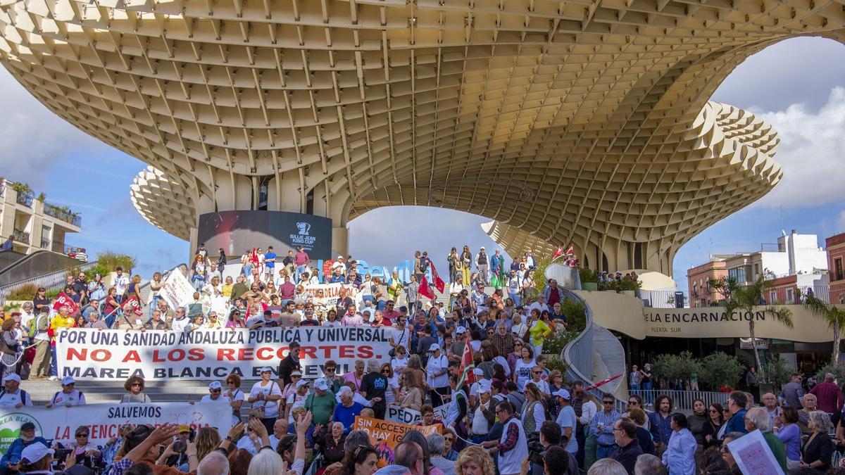 Manifestación de las Mareas Blancas en defensa de la Sanidad Pública en el centro de Sevilla. Octubre de 2023