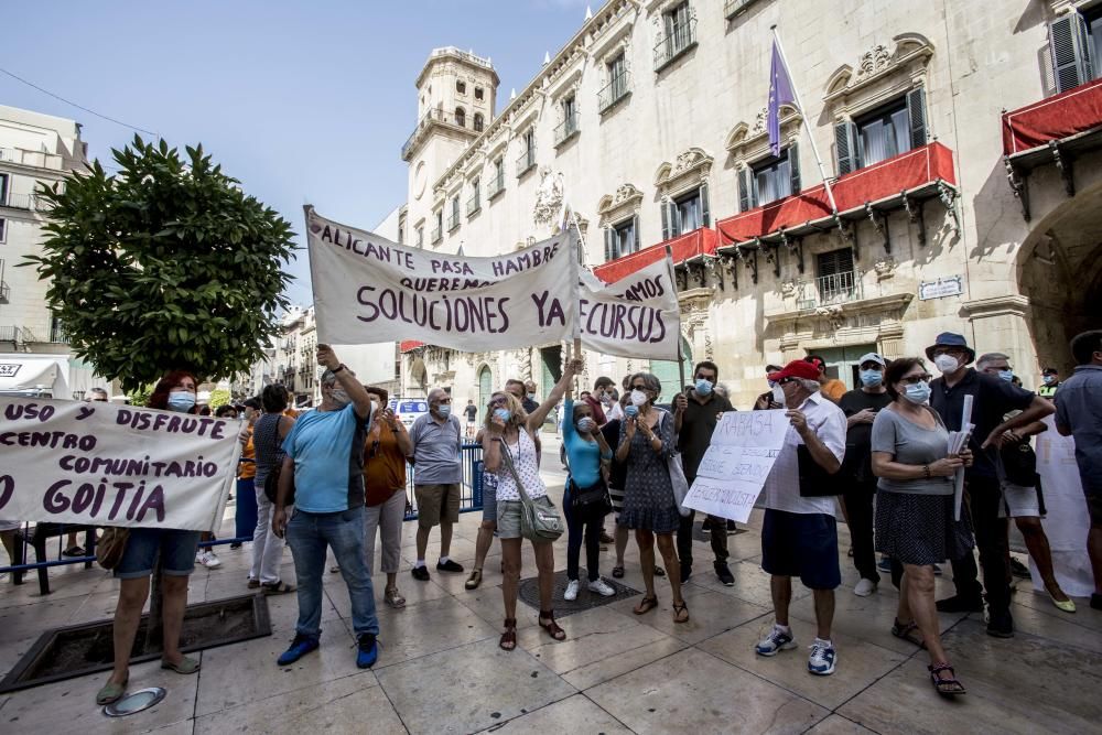 Vecinos de la Zona Norte piden la dimisión de Julia Lllopis.