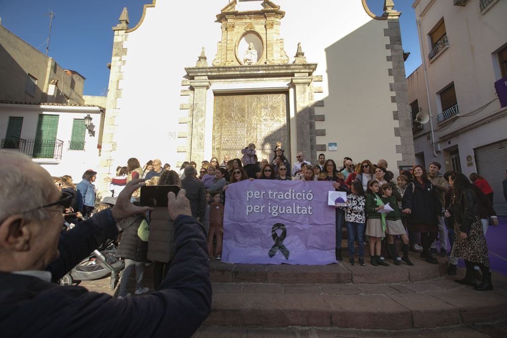Protesta en la Ermita de la Sang de Sagunt para que las mujeres puedan formar parte de la cofradía