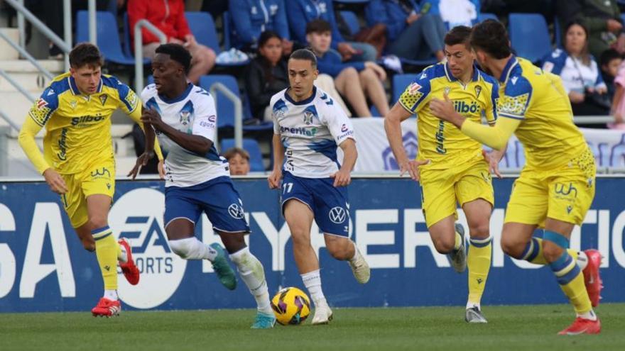 Resumen, goles y highlights del Tenerife 2-1 Cádiz de la jornada 32 de LaLiga Hypermotion