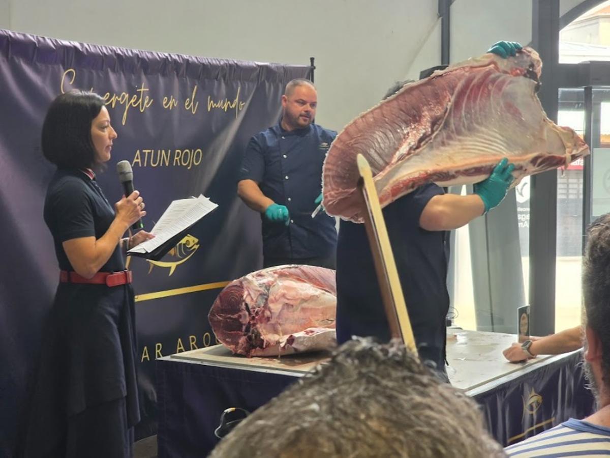 Así se disfrutó del ronqueo de un atún rojo de 200 kilos pescado en las almadrabas gaditanas, organizado por Novomar Arousa y el restaurante La Baldosa, en Vilagarcía.