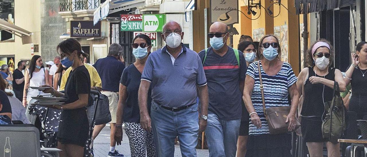 Un grupo de personas pasea por la calle San Francisco durante el mes de julio