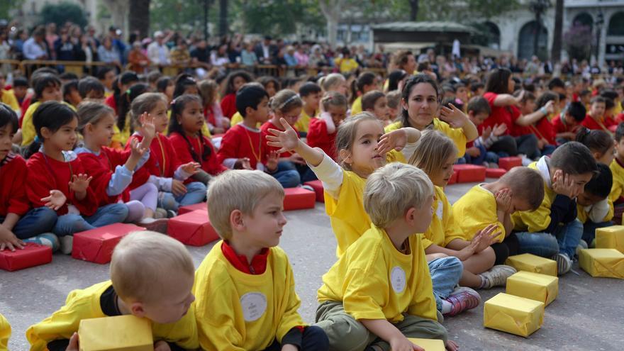 Acto por el Día Internacional del Niño en la plaza del Ayuntamiento