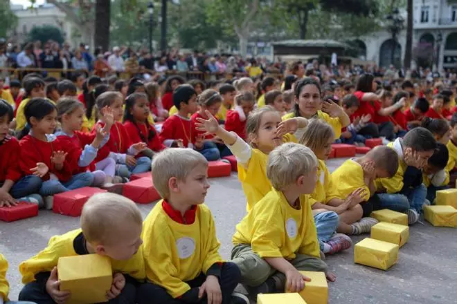 Acto por el Día Internacional del Niño en la plaza del Ayuntamiento