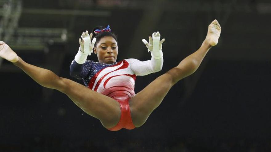 Simone Biles en el ejercicio de barras.