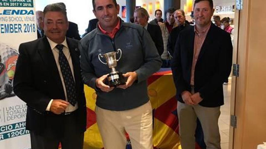 Víctor Casado (izq) y los primeros clasificados del II Proam (dcha) posan con sus respectivos trofeos.