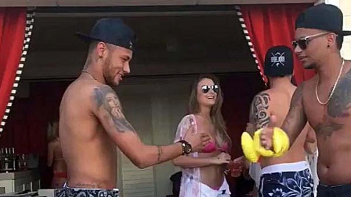 El brasileño Neymar sigue disfrutando de sus vacaciones con sus amigos