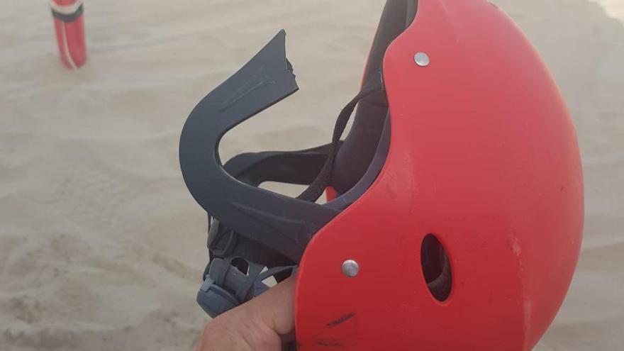 El único casco para motos acuáticas está roto