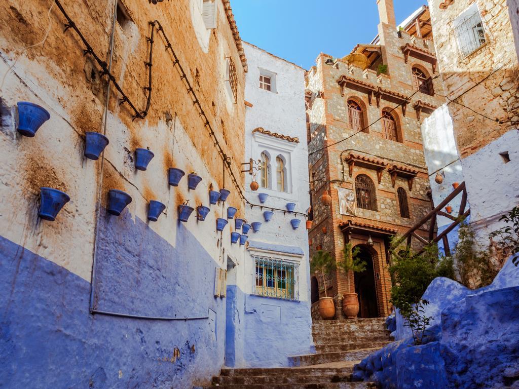 Callejón del pueblo marroquí de Chefchaouen