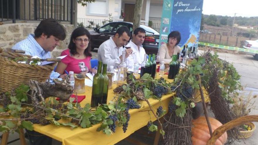 El jurado procede a valorar una serie de vinos presentados a la cata organizada en Cibanal.