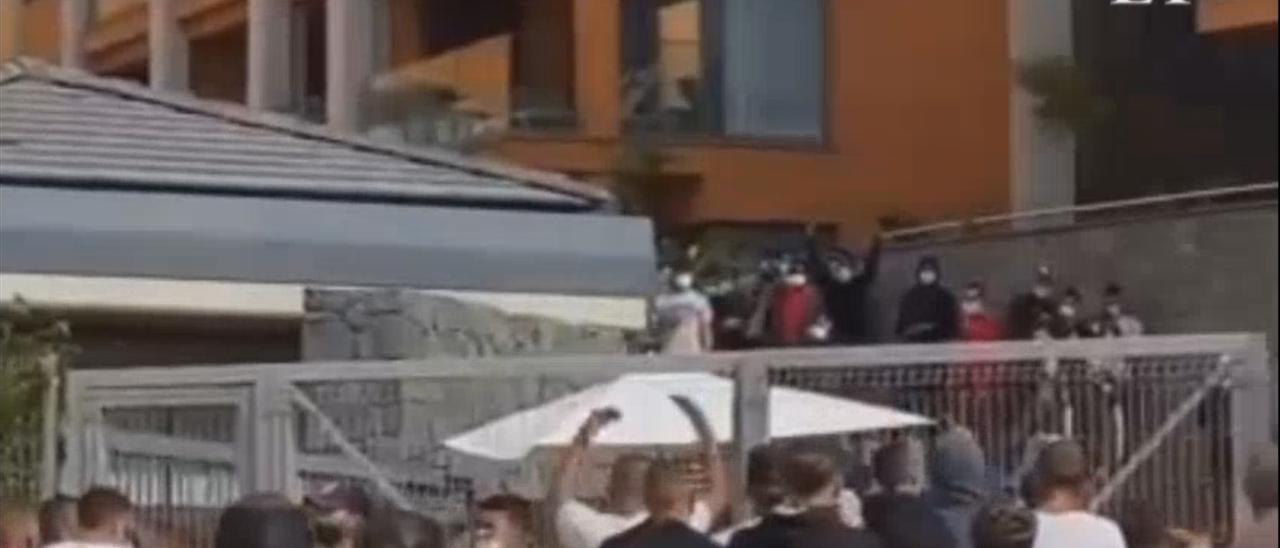 Jóvenes protestan frente a un hotel en Arguineguín por la acogida de inmigrantes