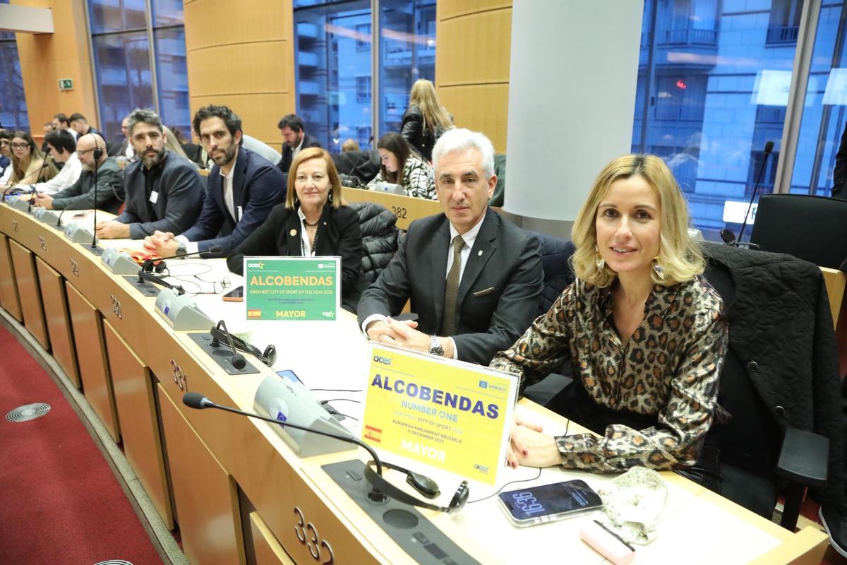 La alcaldesa de Alcobendas, Rocío García, junto al concejal de Deportes, Jesús Tortosa.