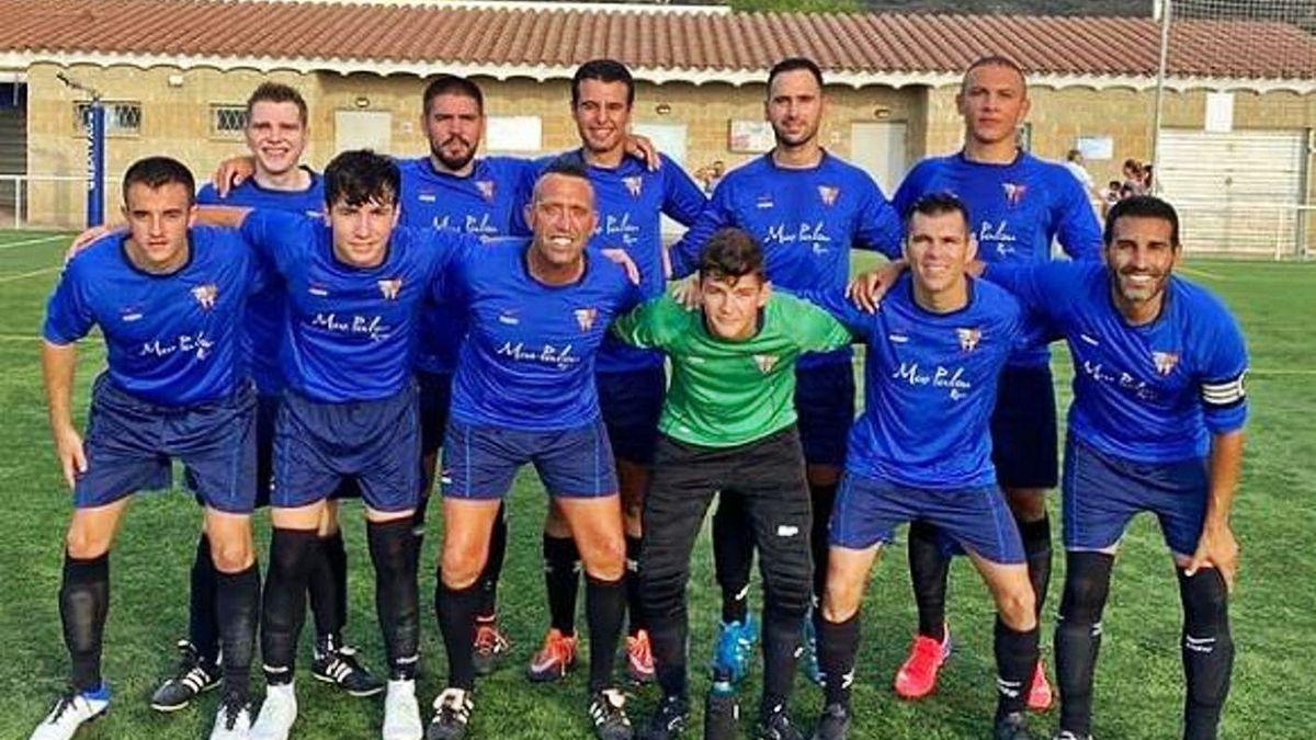 Napo, el tercer de baix, en un onze titular d’aquesta pretemporada amb el Base Roses