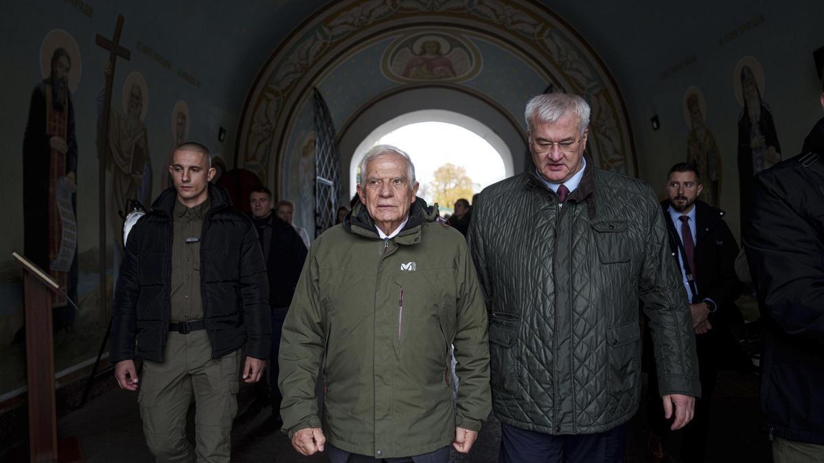 El jefe de la política exterior de la Unión Europea, Josep Borrell, en el centro, y el ministro ucraniano de Asuntos Exteriores, Andrii Sybiha