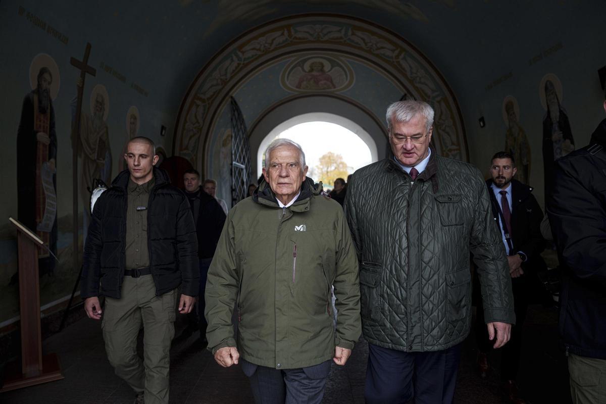 El jefe de la política exterior de la Unión Europea, Josep Borrell, en el centro, y el ministro ucraniano de Asuntos Exteriores, Andrii Sybiha