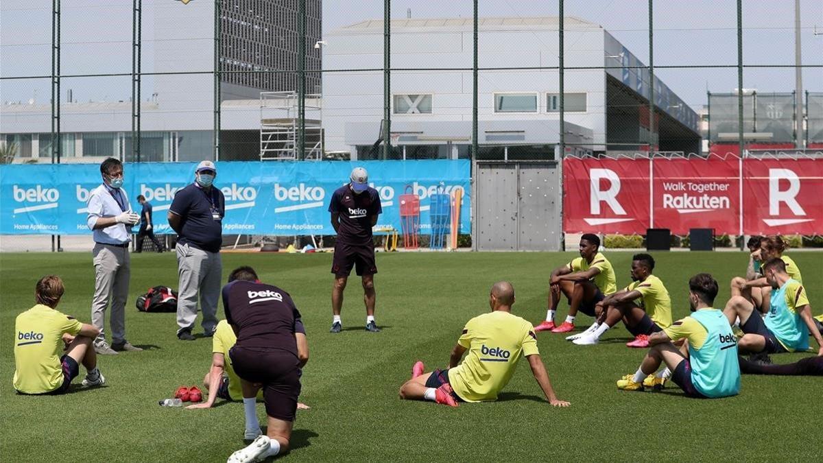 Bartomeu se dirige a los jugadores en presencia de Óscar Grau y Quique Setién.