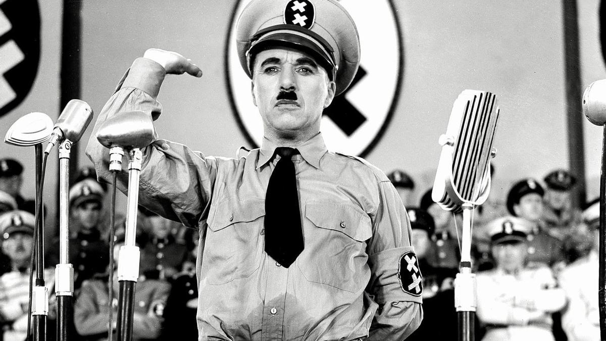 Chaplin, como émulo de Hitler, planta cara al intérprete de Mussolini.