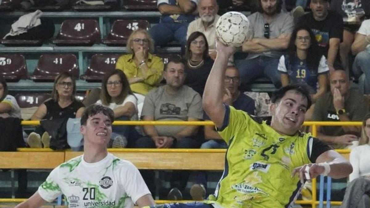 Néstor García se dispone a anotar frenet al Ademar de León «B». | JOSE LUIS FERNÁNDEZ