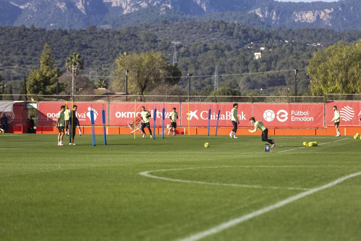 El Mallorca ha regresado este lunes a los entrenamientos tras las vacaciones de Navidad, sesión que se ha realizado en Son Bibiloni