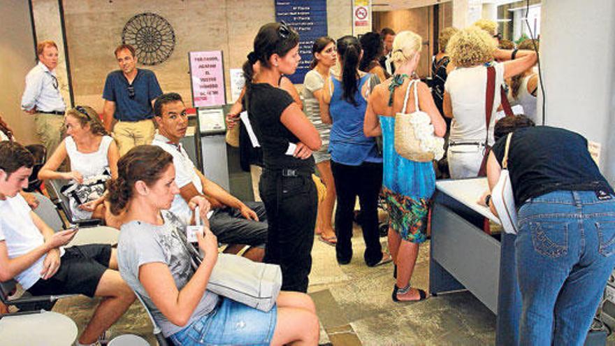 Colas en las oficinas de Cort para obtener el certificado de residencia.