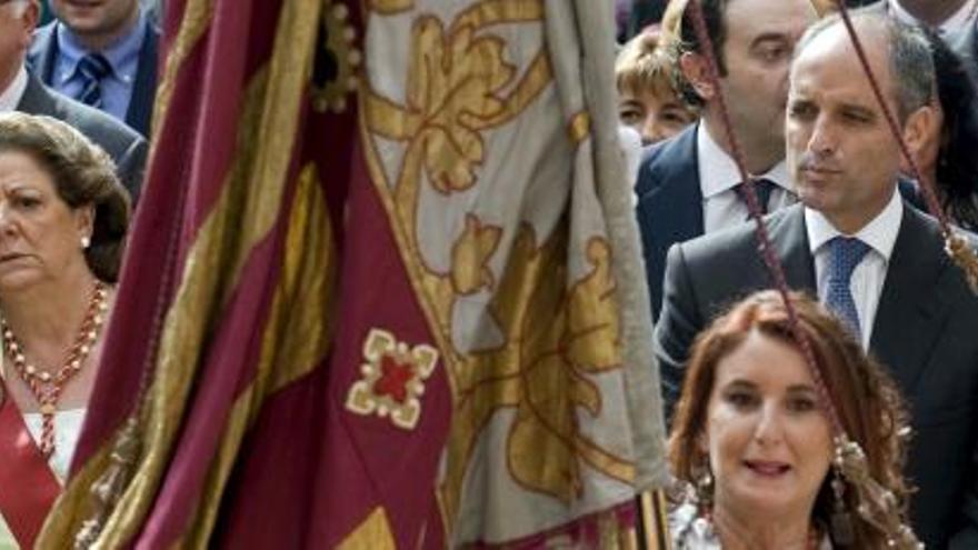 El president de la Generalitat, Francisco Camps (3d), junto a la alcaldesa de Valencia, Rita Barberá (2i), y al vicepresident del Consell, Vicente Rambla (i), durante la tradicional Procesión Cívica de la Real Senyera.