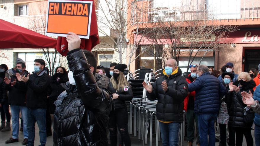 Un dels manifestants del sector de la restauració de la Cerdanya mostrant un cartell on diu &#039;es ven&#039;