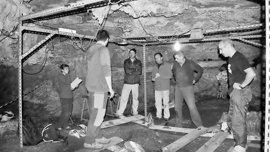 Arqueólogos de la UNED, en la cueva de Coimbre, durante la pasada campaña.