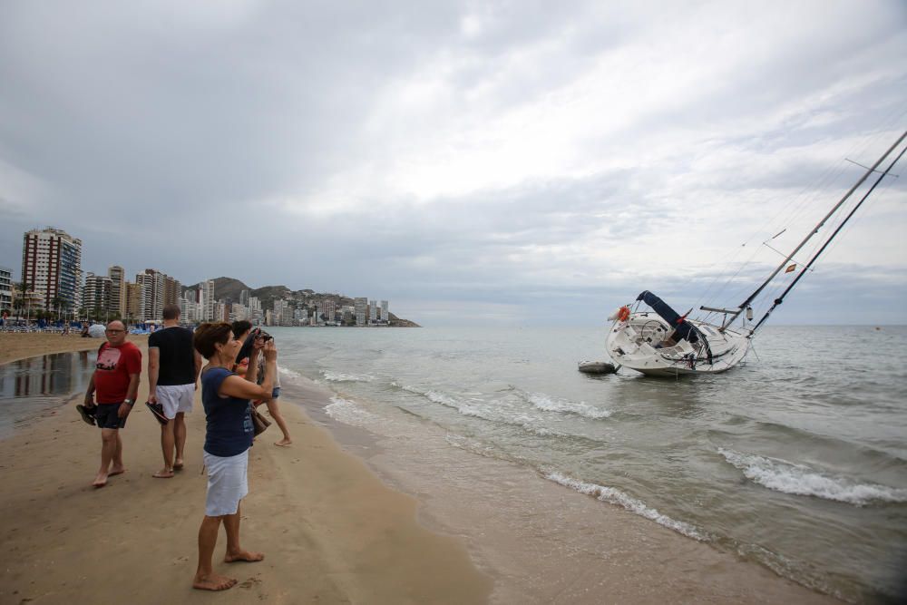 El barco ha quedado varado cerca de la orilla