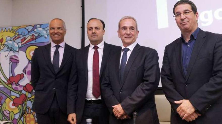 Fernando Ojeda, Alfredo Ramos, director de negocio residencial; Manuel Salaverría y Antonio Rodríguez del Corral, en la presentación de ayer.