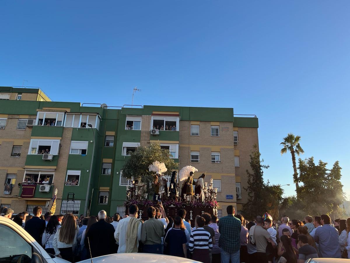 El paso de misterio de la Hermandad de Pino Montano, por las calles de su barrio.