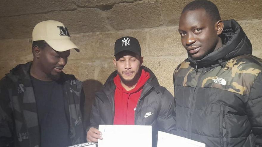 Abdou, Monhamed y Serigne con los diplomas que les permitirán contratos en firmas como Tragsa.