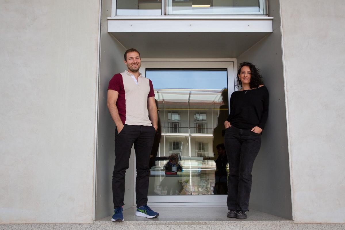 Los investigadores de la UPF Maria Rodó y Leon Freude.