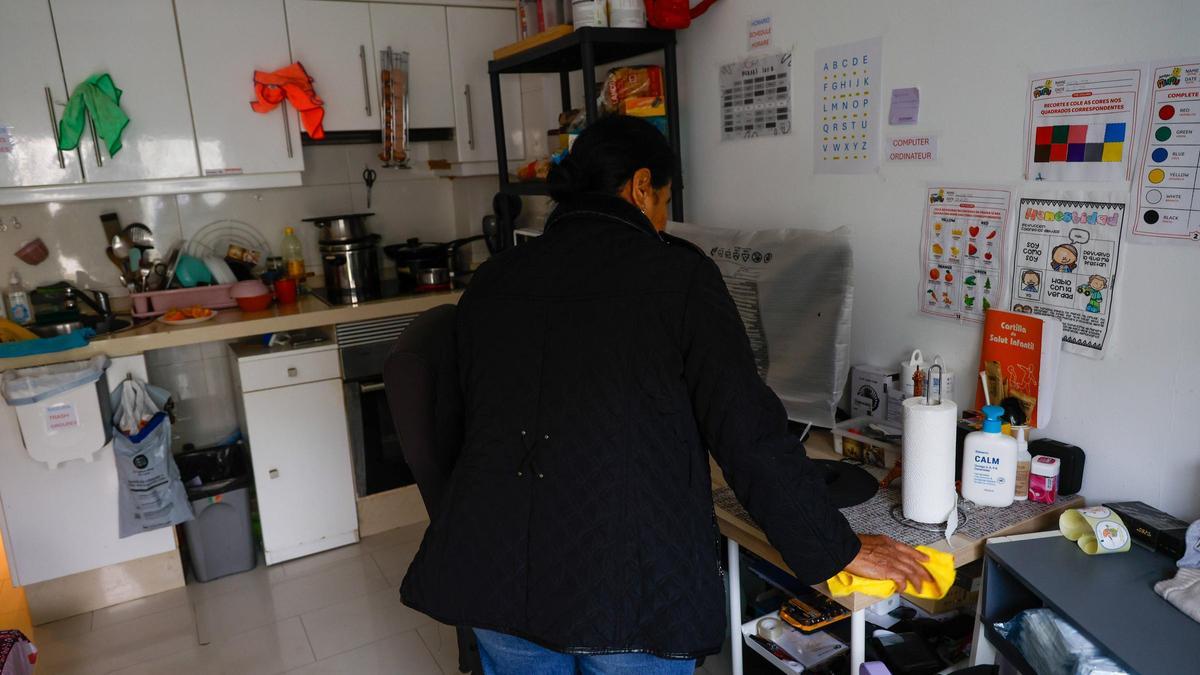 Natividad Isaza, dentro de su vivienda en Alaquàs, esta pasada semana.