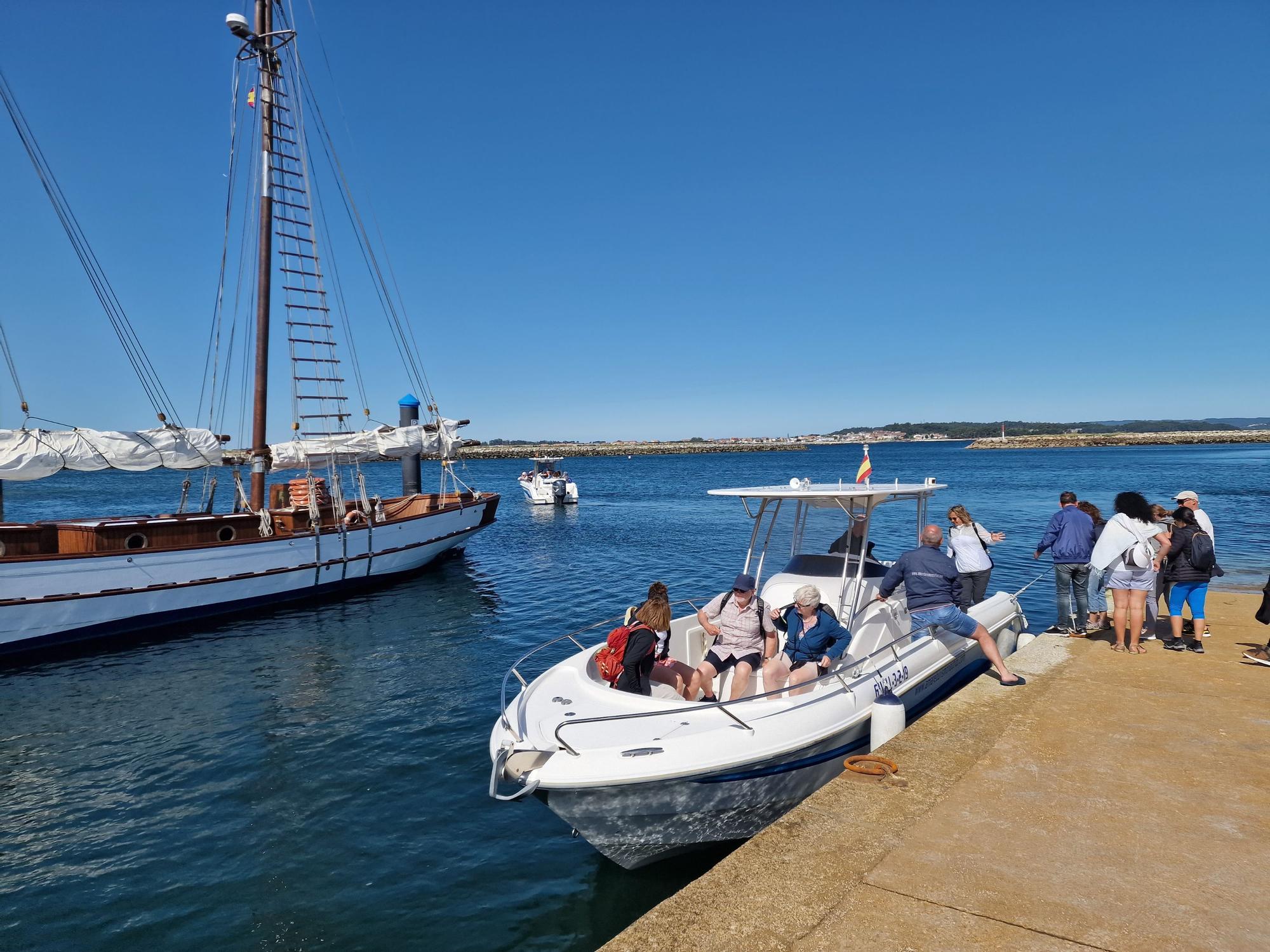 Peregrinos extranjeros que embarcaron en Vilanova para hacer la Ruta Xacobea hacia Pontecesures.