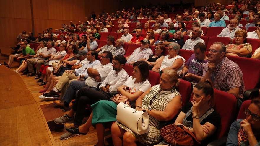 Asistentes a la presentación del borrador del PXOM de Redondela, en julio del año pasado. // José Lores