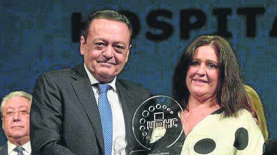 José María Albarracín entregó el premio a Manuela Bernal.