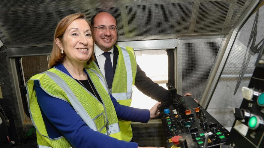 Ana Pastor y Pedro Antonio Sánchez, en la locomotora de pruebas que les llevó a Orihuela.