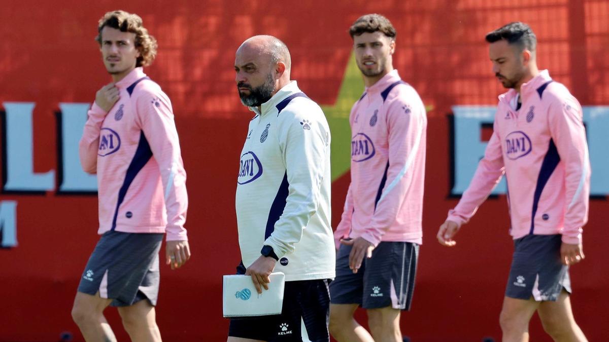 Manolo González, en el entrenamiento de este martes junto a Carlos Romero, Puado y Expósito. Manolo González, en el entrenamiento de este martes junto a Carlos Romero, Puado y Expósito.