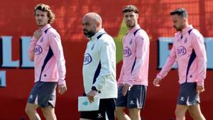 Manolo González, en el entrenamiento de este martes junto a Carlos Romero, Puado y Expósito.